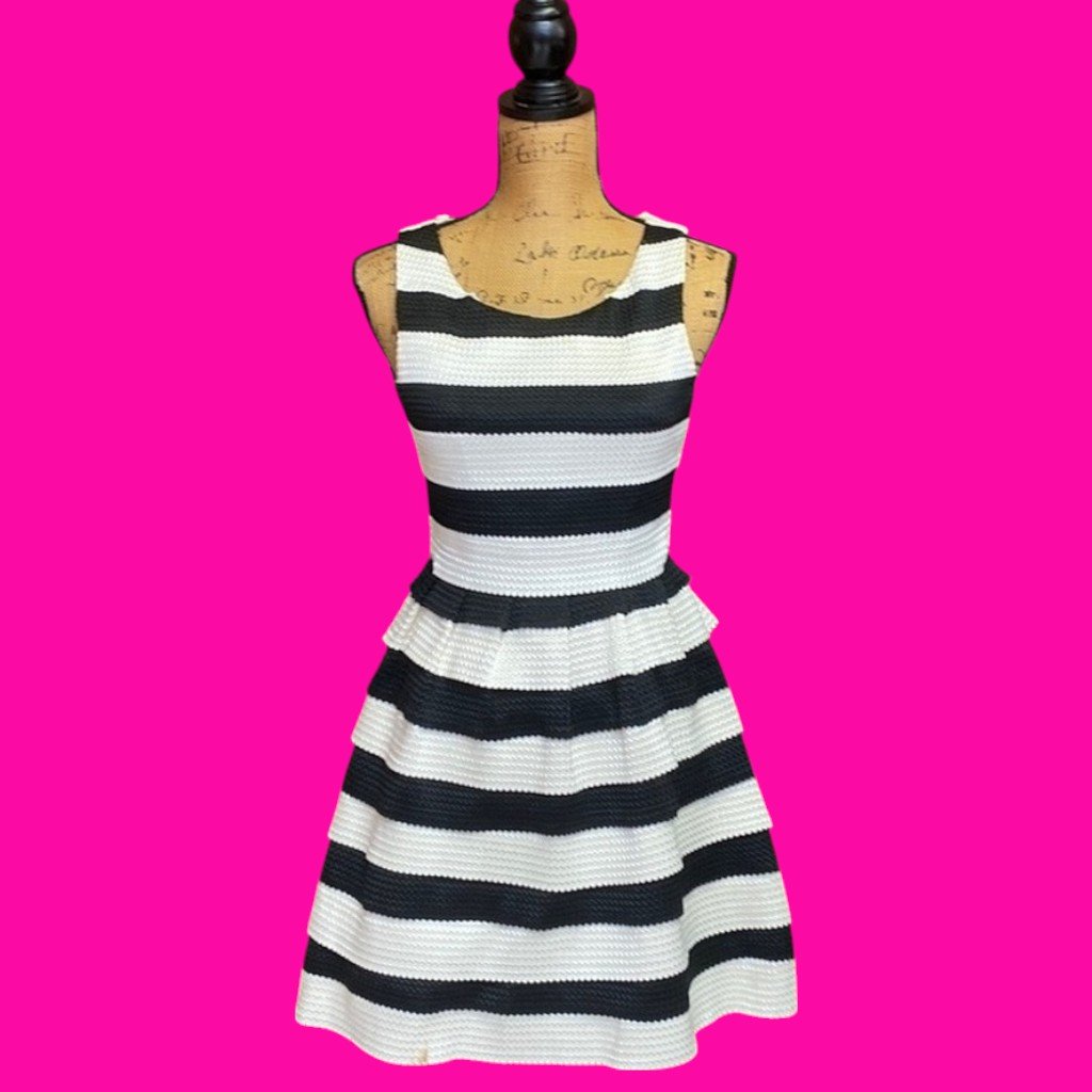 (1123) June & Ivy, Absolutely Stunning Layered Dress, Small